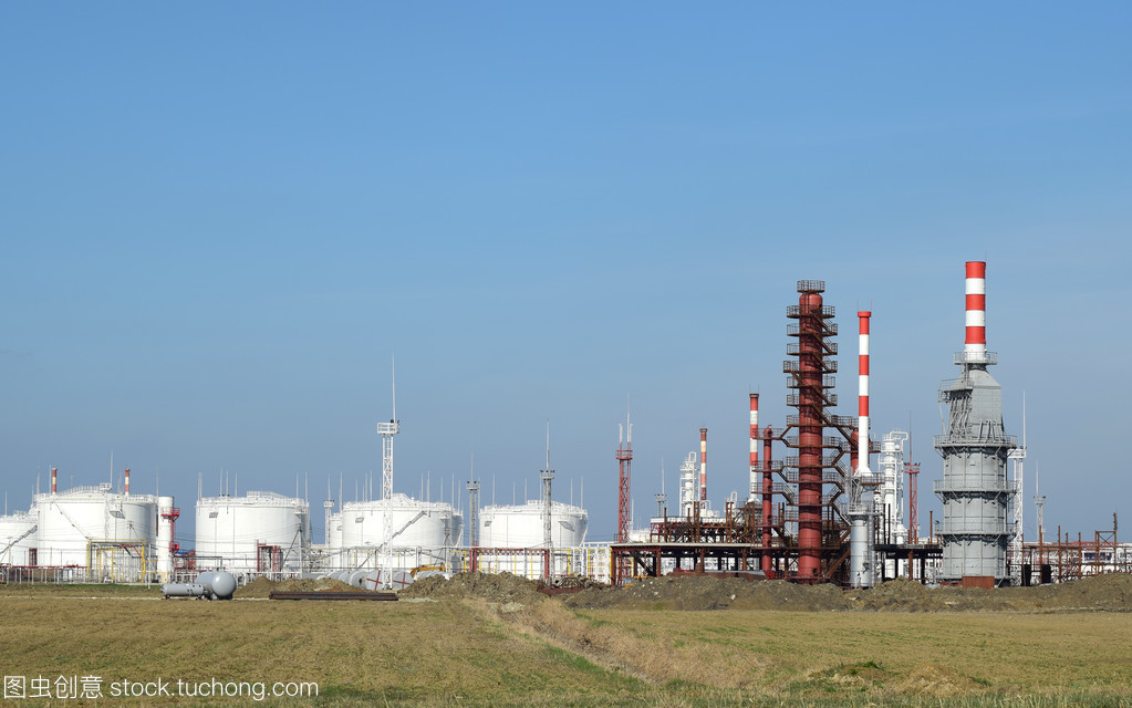 煉油廠核心設備 精餾塔與管道的協(xié)同作用與維護